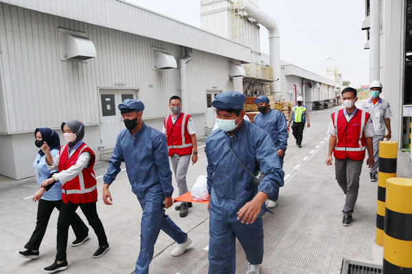 [Photo] Evacuation drill at overseas production base